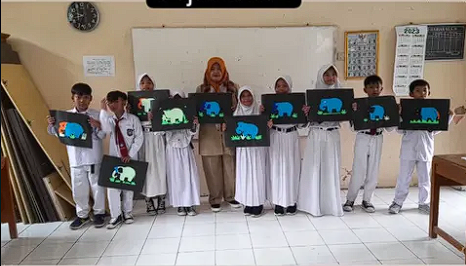 Siswa membuat kerajinan bunga dari tutup botol
